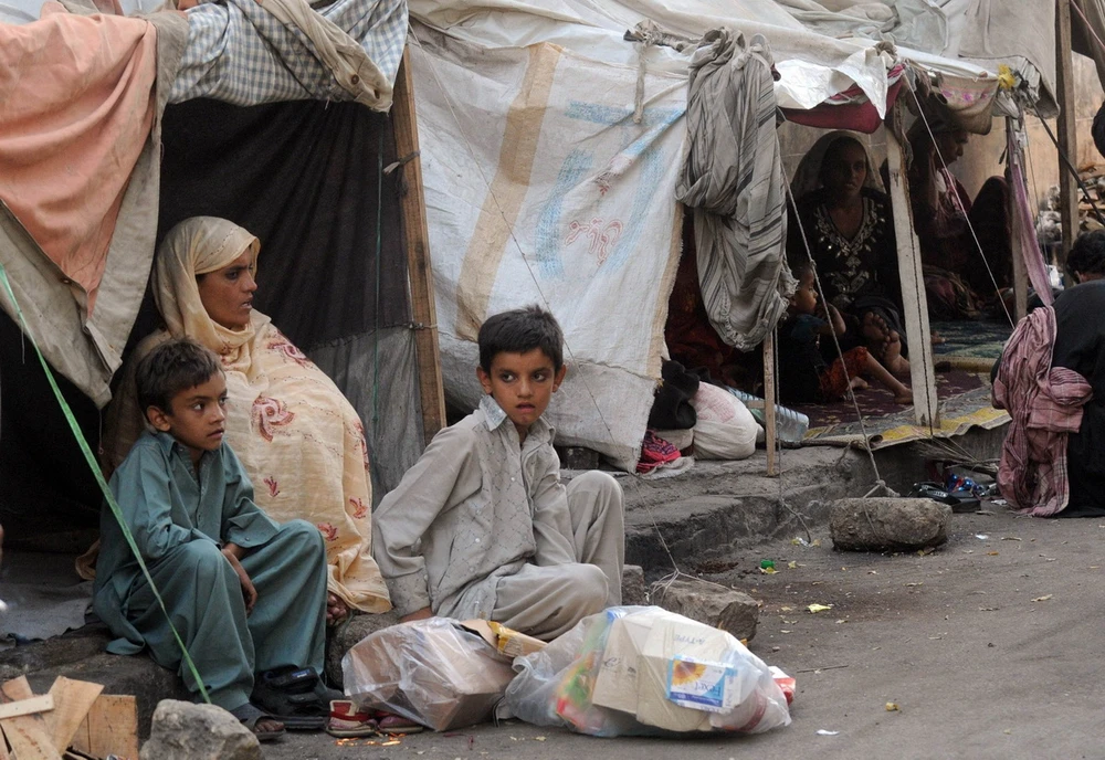 Người vô gia cư sống trong khu lều tạm ở Karachi, Pakistan. (Ảnh: AFP/TTXVN)