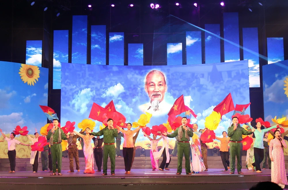 Tiết mục "Đất nước trọn niềm vui" dưới phần trình bày của nhóm Lạc Việt. (Ảnh: Thu Hương/TTXVN)