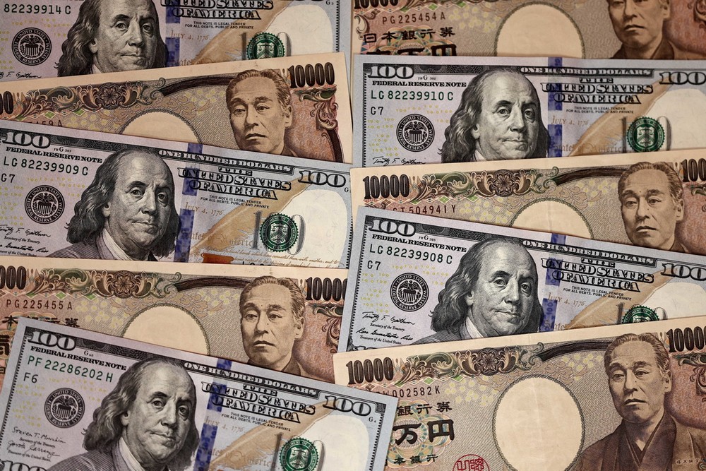 Tiền giấy mệnh giá 10.000 Yên và 100 USD tại Tokyo, Nhật Bản. (Ảnh: AFP/TTXVN)