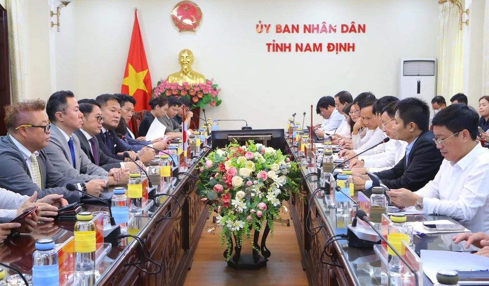 Buổi làm việc của Đoàn các nghị sỹ và doanh nghiệp của Nhật Bản với lãnh đạo tỉnh Nam Định. (Ảnh: Công Luật/TTXVN)