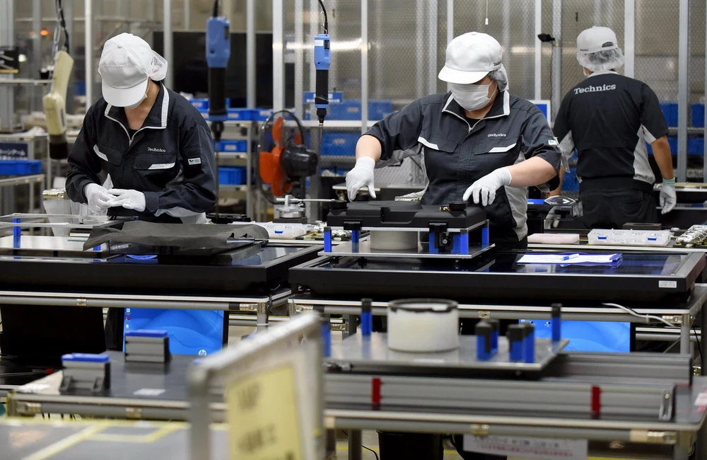 Công nhân làm việc tại một nhà máy ở Utsunomiya, Nhật Bản. (Ảnh: AFP/TTXVN)
