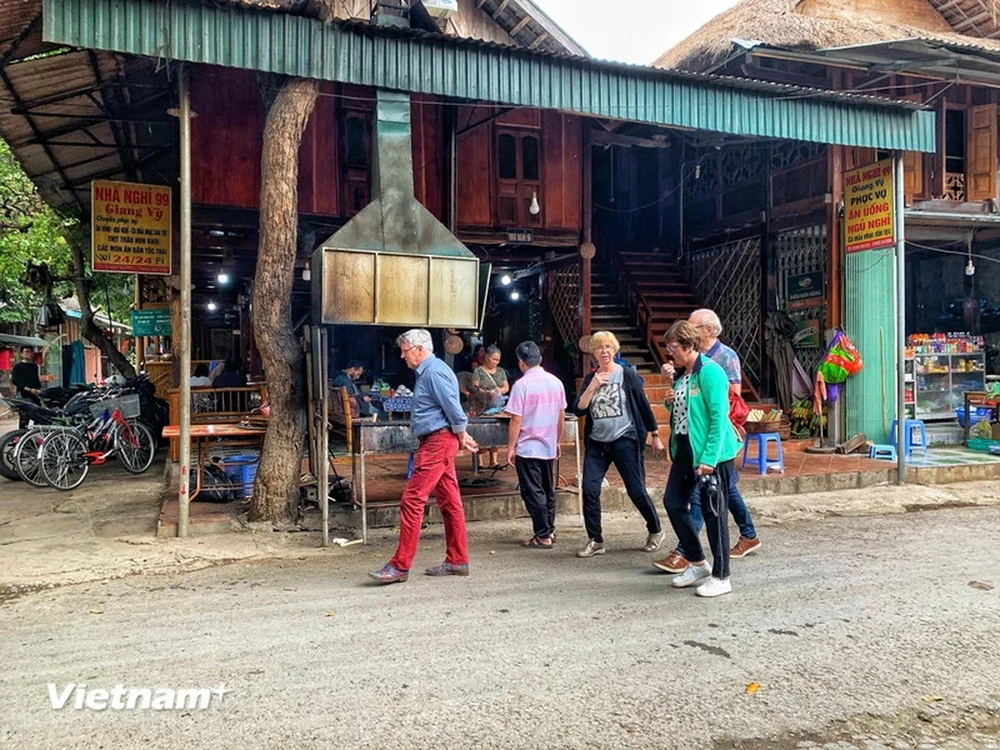 Du khách nước ngoài trải nghiệm du lịch homestay tại Bản Lác, Hòa Bình. (Ảnh: Xuân Mai/Vietnam+)