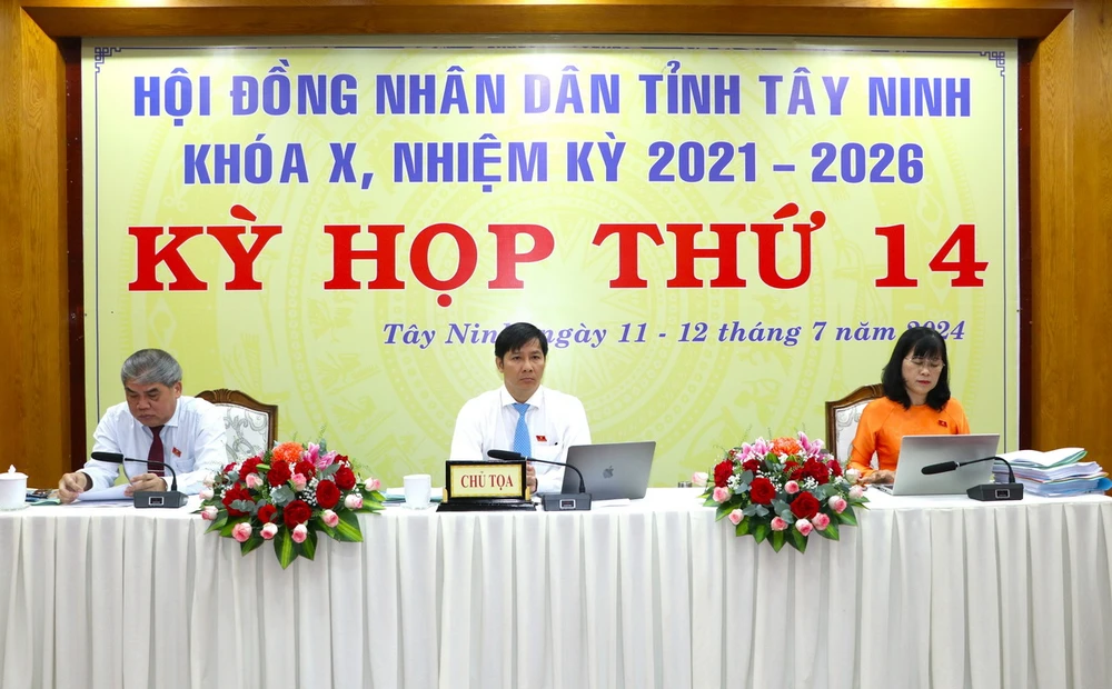 Lãnh đạo HĐND tỉnh Tây Ninh chủ trì kỳ họp. (Ảnh: Minh Phú/TTXVN)