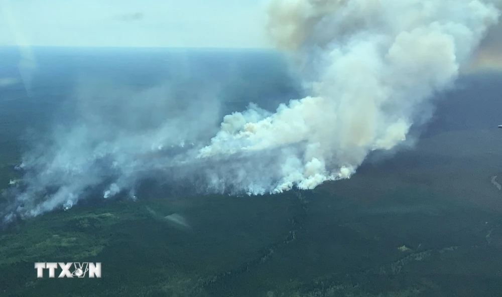 Khói bốc lên từ đám cháy rừng ở tỉnh Alberta, Canada ngày 2/7/2024. (Ảnh: THX/TTXVN)