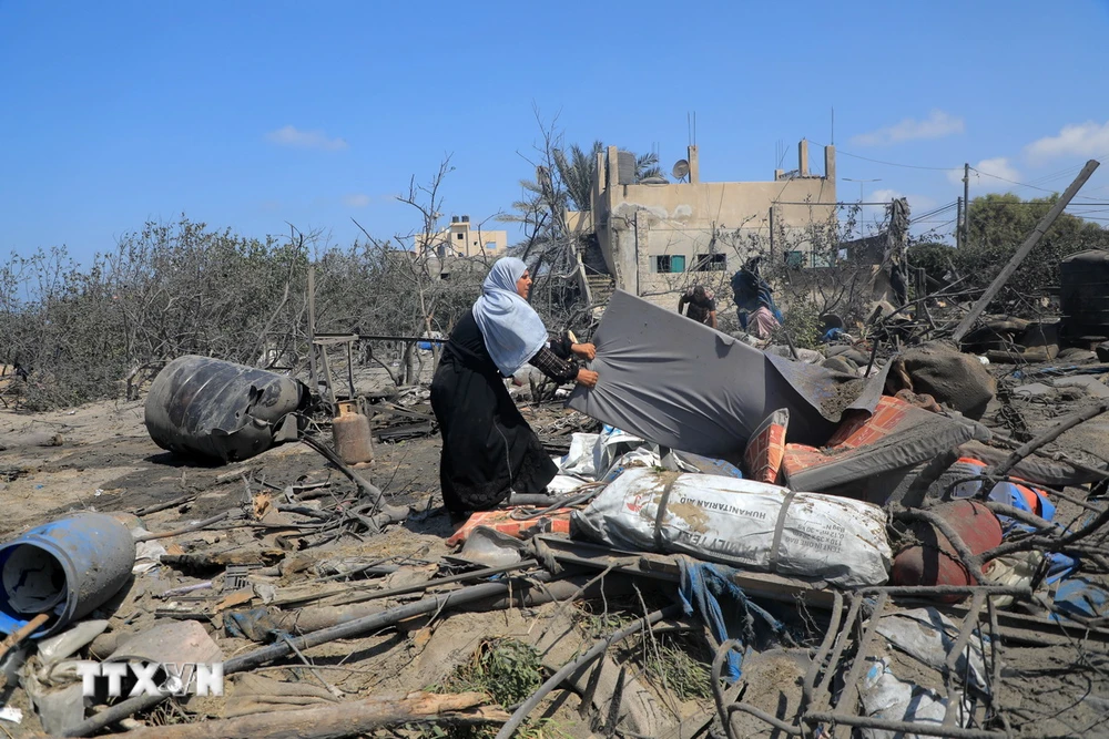 Cảnh đổ nát sau vụ không kích của Israel xuống khu vực Mawasi ở thành phố Khan Younis, phía Nam Dải Gaza ngày 13/7/2024. (Ảnh: THX/TTXVN)