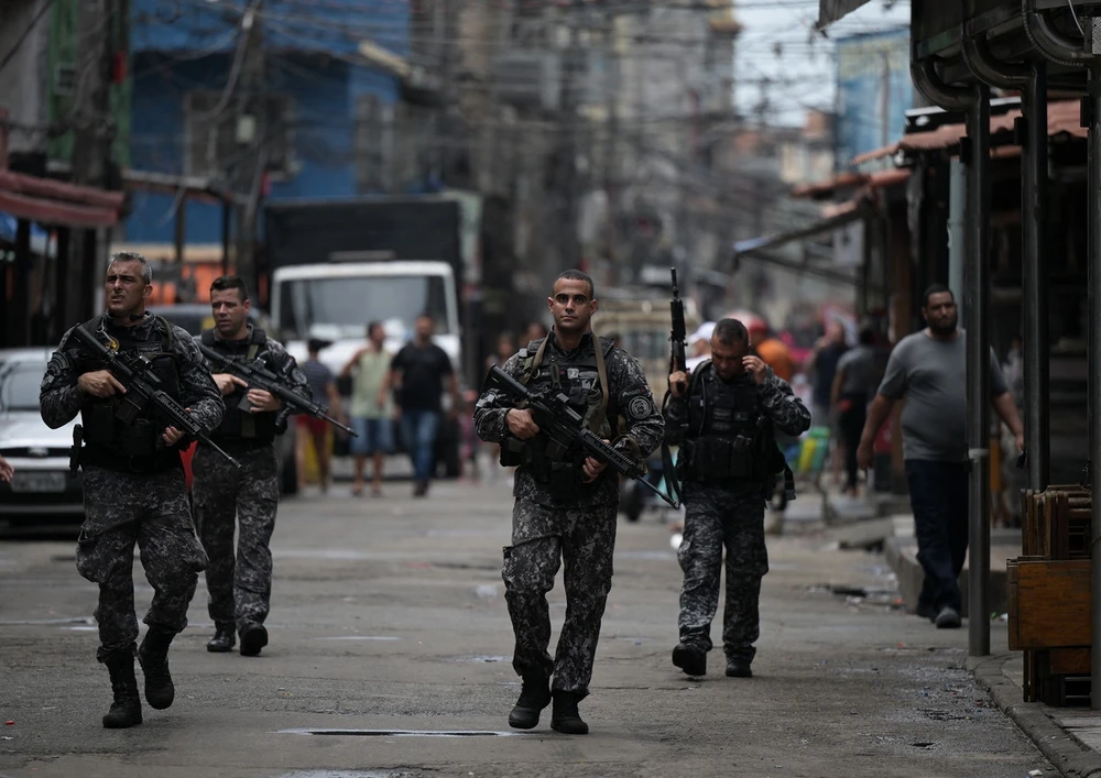 Cảnh sát Brazil tuần tra trên đường phố tại Rio de Janeiro. (Ảnh: AFP/TTXVN)