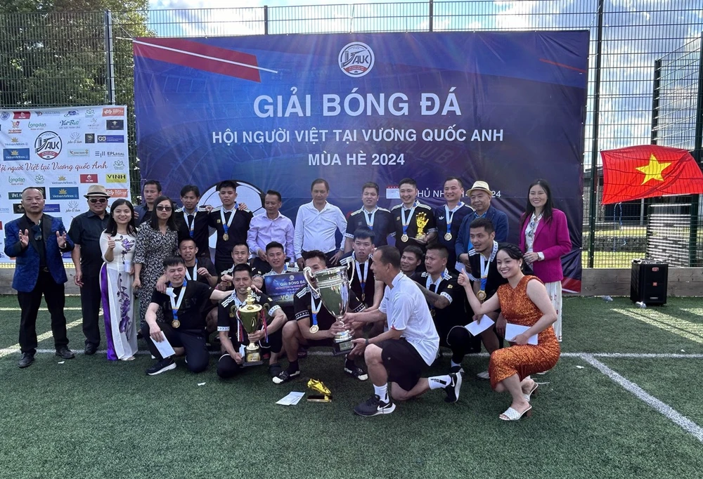 Đội FC Xóm xuất sắc giành chức vô địch Giải bóng đá mùa hè 2024 do Hội người Việt tổ chức tại Anh. (Ảnh: Phong Hà/TTXVN)