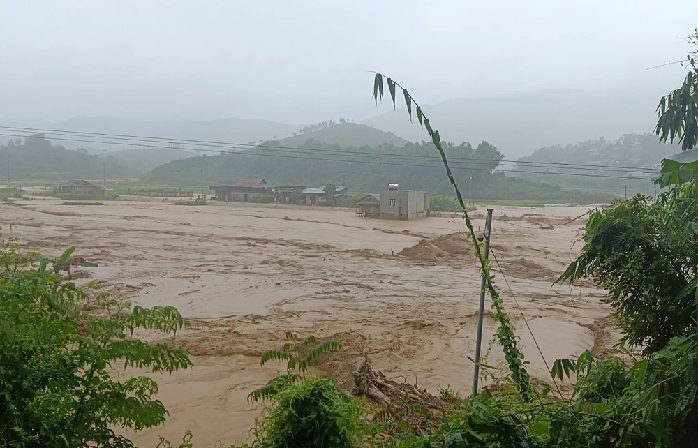 Khoảng 1.000ha lúa, cỏ chăn nuôi, ao cá tại 28 xã trên địa bàn huyện Thuận Châu bị ngập, nhiều căn nhà bị cuốn trôi, một số tuyến đường bị ngập, sạt lở. (Ảnh: TTXVN phát)