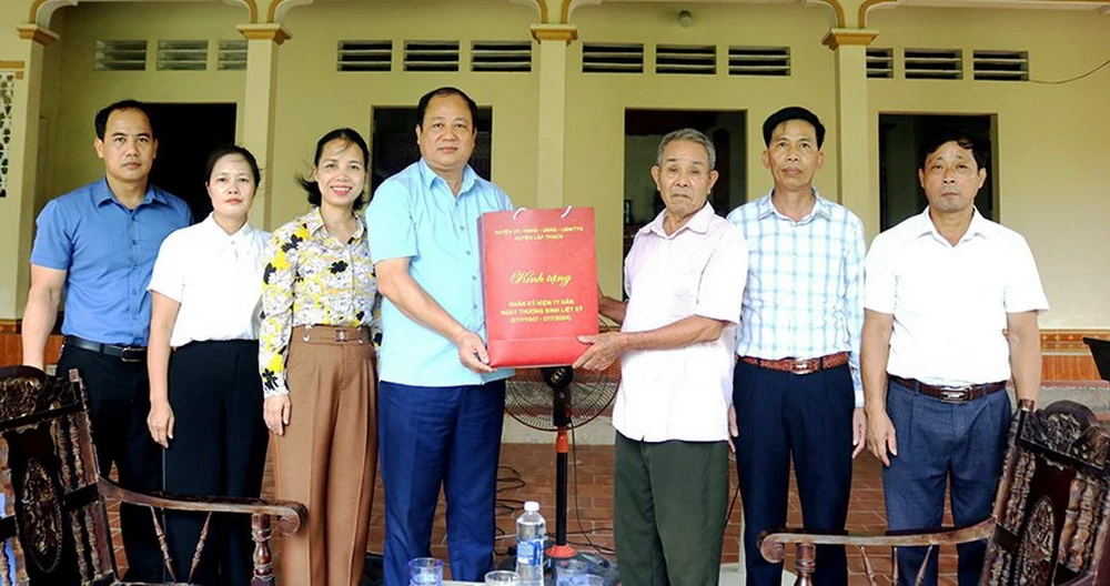 Thăm hỏi, tặng quà gia đình chính sách, người có công là việc làm thường xuyên của lãnh đạo các cấp, ngành, địa phương vào những dịp lễ, Tết. (Ảnh: Cổng thông tin điện tử tỉnh Vĩnh Phúc)