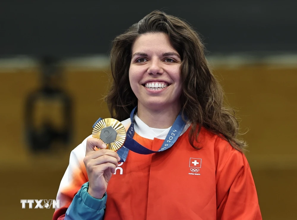 Xạ thủ Chiara Leone của Thụy Sĩ giành HCV nội dung 50m súng trường 3 tư thế nữ tại Olympic 2024. (Ảnh: THX/TTXVN)