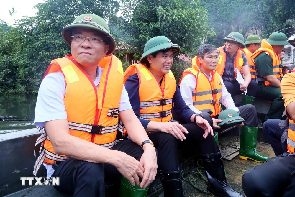 Phó Thủ tướng Lê Thành Long và đoàn công tác kiểm tra khu vực ngập lụt tại bản Phiêng Nghè, xã Chiềng Đen, thành phố Sơn La, tỉnh Sơn La. (Ảnh: Quang Quyết/TTXVN)