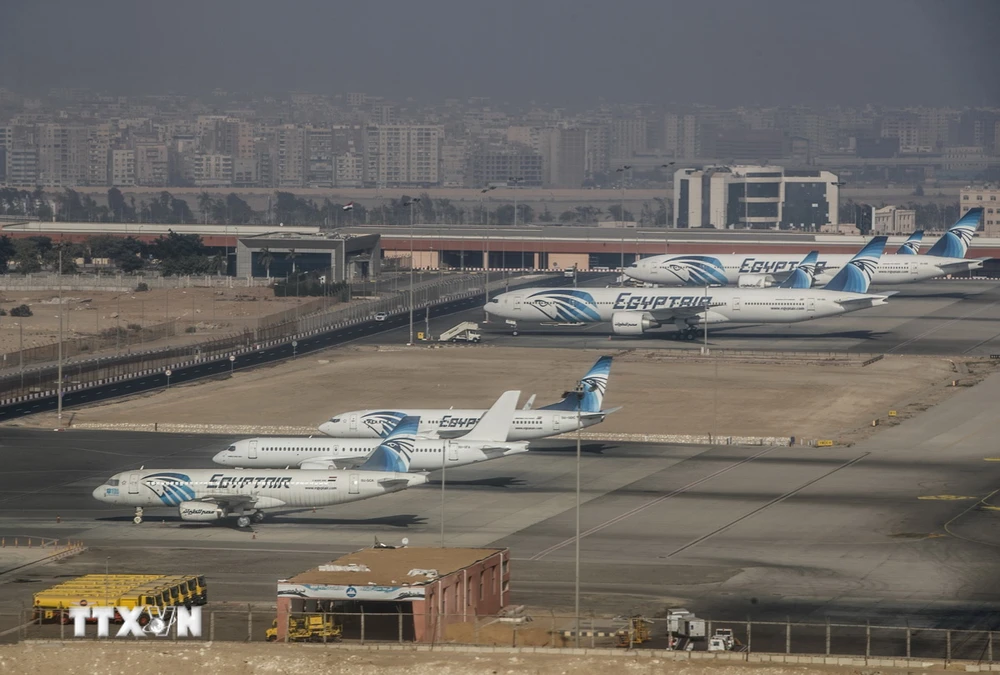 Máy bay của Hãng hàng không EgyptAir tại sân bay quốc tế Cairo, Ai Cập ngày 6/1/2021. (Ảnh: AFP/TTXVN)