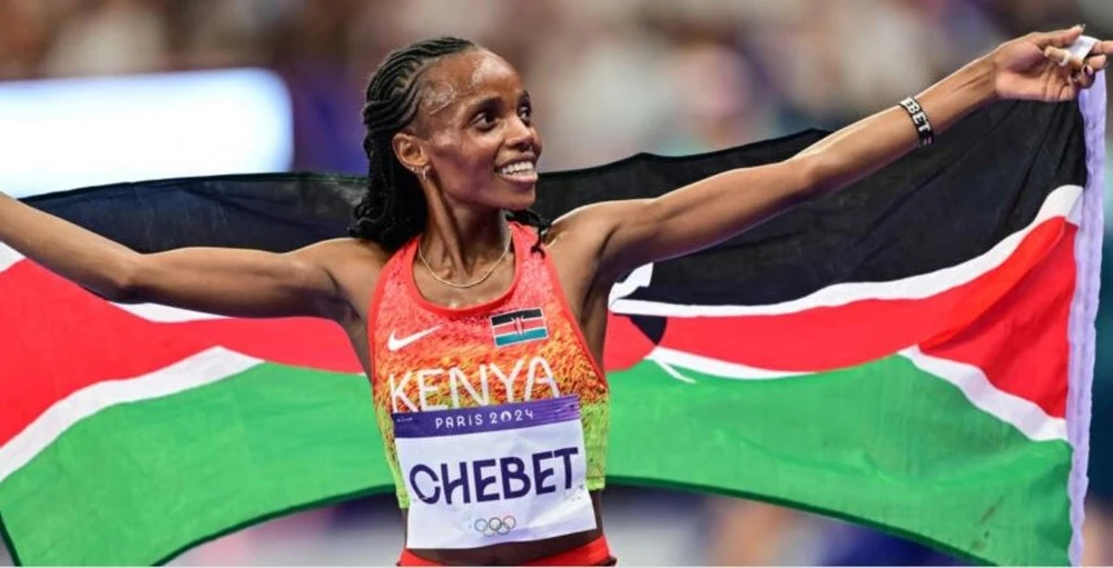 VĐV Beatrice Chebet của Kenya ăn mừng sau khi giành chiến thắng ở nội dung 10.000m nữ. (Nguồn: AFP)