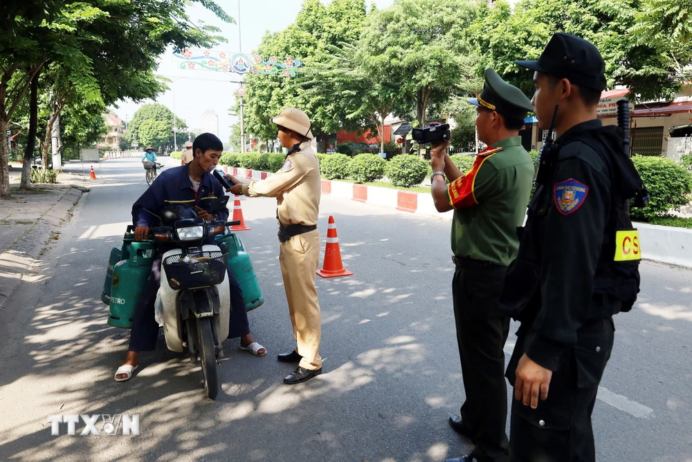 Lực lượng Cảnh sát giao thông, Công an tỉnh Lạng Sơn kiểm tra nồng độ cồn đối với người điều khiển phương tiện giao thông. (Ảnh: TTXVN phát)