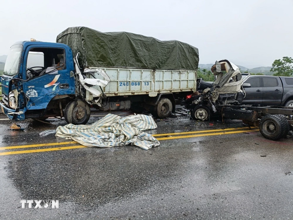 Hiện trường vụ tai nạn giao thông giữa 3 xe ôtô trên Cao tốc Nội Bài-Lào Cai khiến 1 người tử vong. (Ảnh: TTXVN phát)