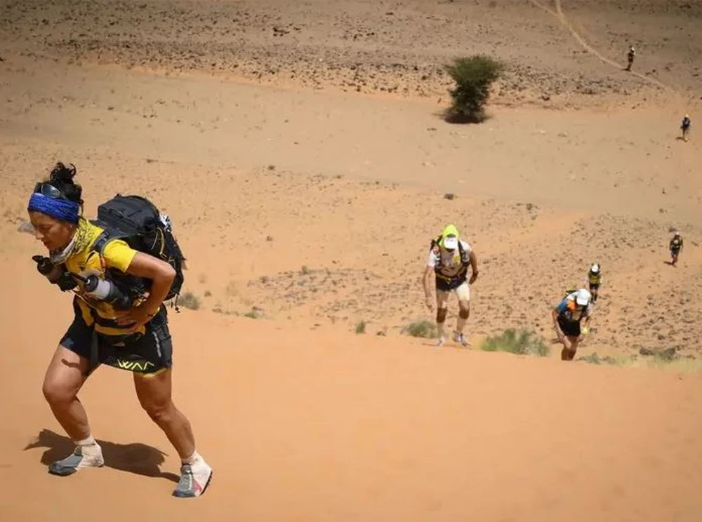 Một vận động viên nữ và những người khác tham gia cuộc thi Marathon des Sables tại sa mạc Sahara ở phía Nam Maroc ngày 12/4.2019. (Ảnh: AFP/Getty Images)