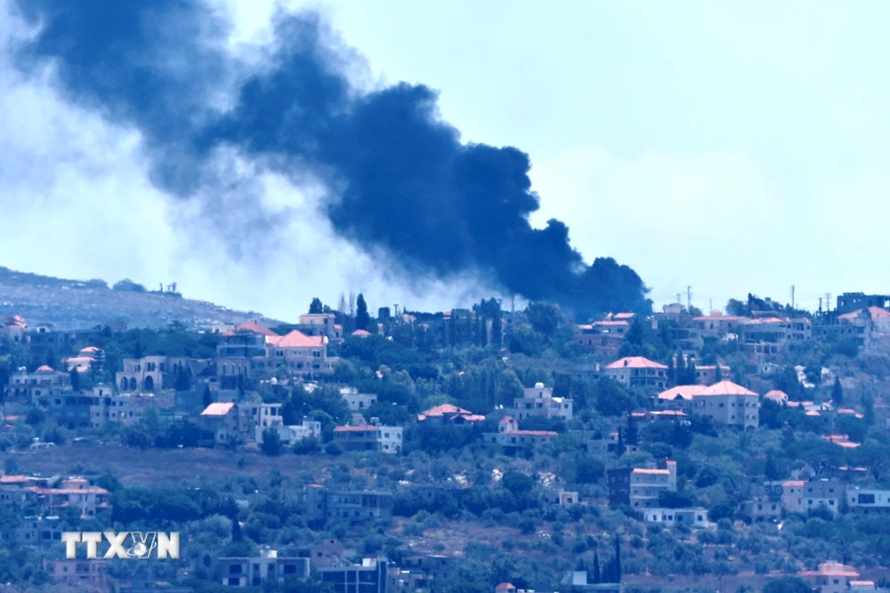 Khói bốc lên sau vụ không kích của Israel nhằm vào một nhà máy điện ở thị trấn Taybeh, Liban ngày 4/8/2024. (Ảnh: THX/TTXVN)