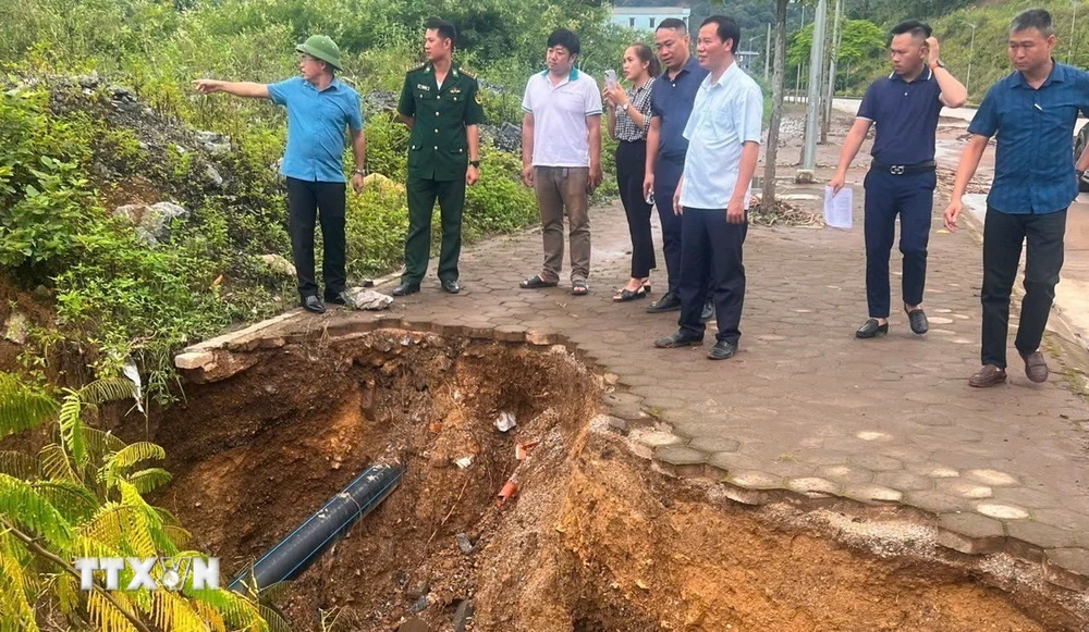 Đoàn kiểm tra liên ngành tỉnh Cao Bằng kiểm tra các điểm sạt lở. (Ảnh: TTXVN phát)