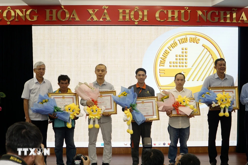 Lãnh đạo Thành phố Hồ Chí Minh trao Bằng khen của Chủ tịch UBND Thành phố Hồ Chí Minh cho các cá nhân tiêu biểu. (Ảnh: Tiến Lực/TTXVN)