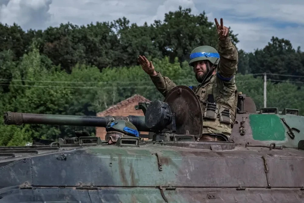 Binh sỹ Ukraine lái xe chiến đấu bộ binh BMP-1 gần biên giới với Nga ở khu vực Sumy. (Nguồn: Reuters)