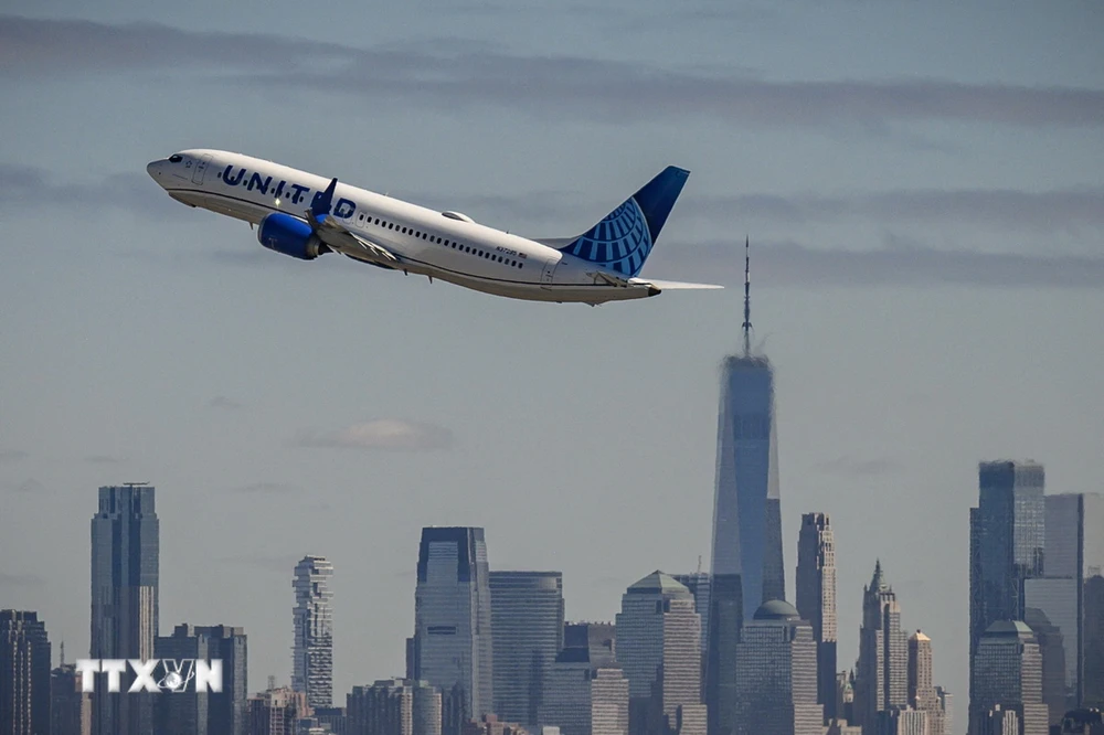 Máy bay của hãng hàng không United Airlines cất cánh từ sân bay quốc tế Newark Liberty ở New Jersey, Mỹ. (Ảnh: AFP/TTXVN)