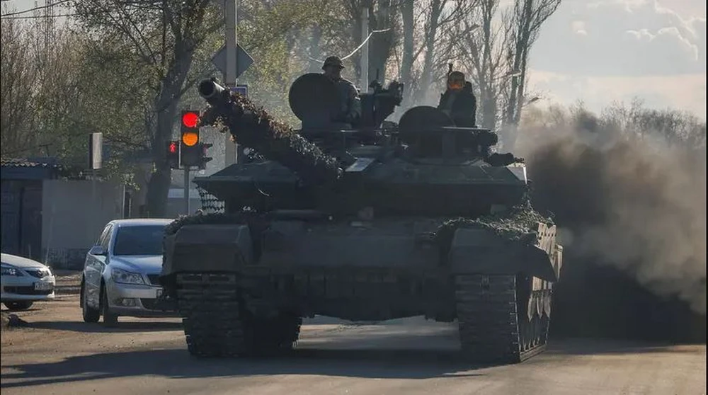 Binh sỹ Nga lái xe tăng trên đường phố ở Donetsk, Ukraine do Nga kiểm soát, ngày 6/4/2024. (Ảnh: Reuters)