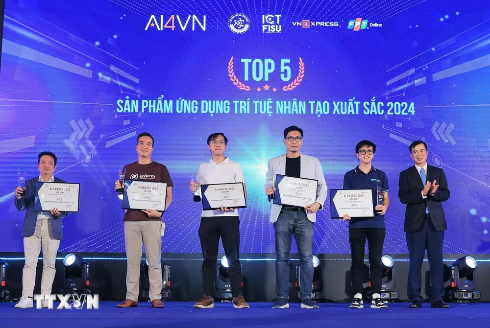 Các đơn vị Top 5 "Sản phẩm ứng dụng trí tuệ nhân tạo xuất sắc 2024" nhận Bằng vinh danh. (Ảnh: Hoàng Hiếu/TTXVN)