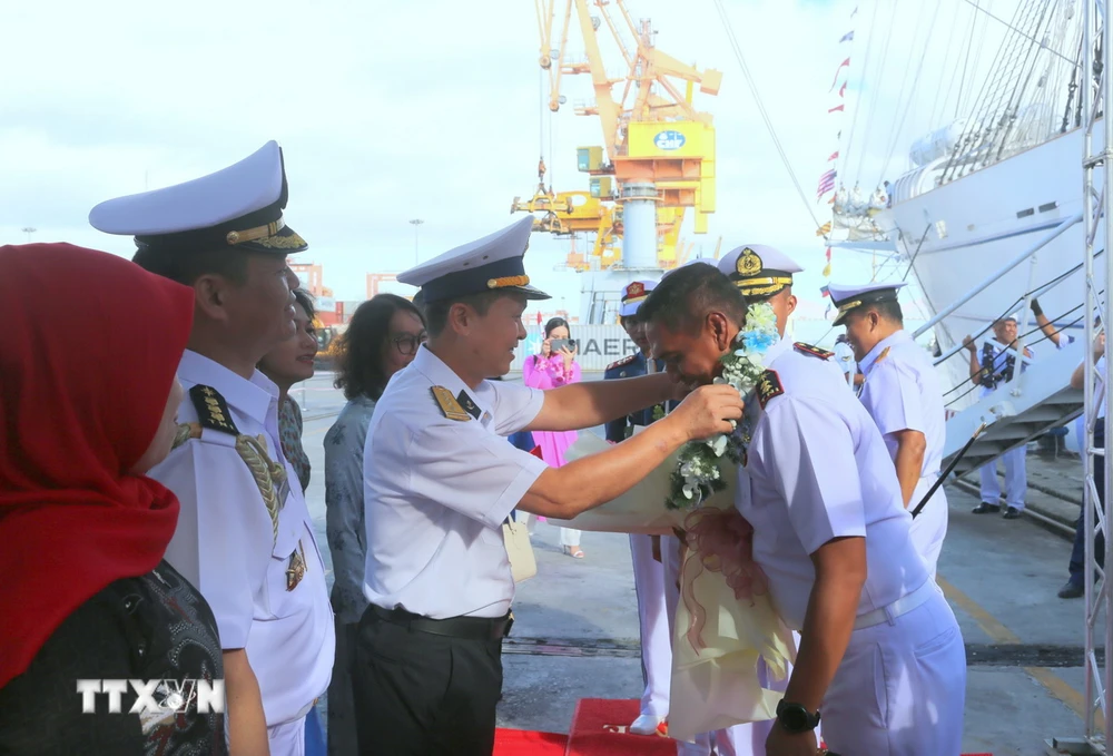 Đại tá Thái Hồng Linh, Phó Tham mưu trưởng Bộ Tư lệnh Vùng 1 Hải quân Việt Nam chào mừng thủy thủ đoàn. (Ảnh: Minh Thu/TTXVN)