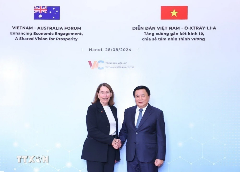 Chủ tịch Thượng viện Australia Sue Lines và GS.TS Nguyễn Xuân Thắng, Ủy viên Bộ Chính trị, Giám đốc Học viện Chính trị quốc gia Hồ Chí Minh, Chủ tịch Hội đồng Lý luận Trung ương dự Diễn đàn. (Ảnh: Văn Điệp/TTXVN)