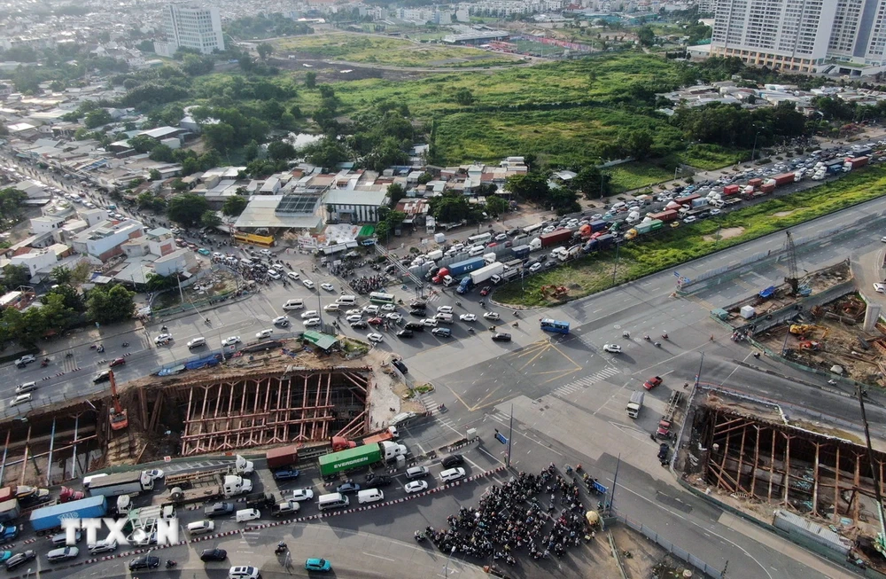 Khu vực nút giao An Phú, hàng ngàn phương tiện nối đuôi nhau di chuyển khó khăn. (Ảnh: TTXVN phát)