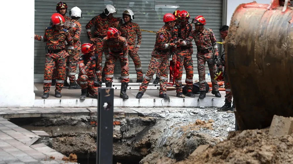 Lực lượng cứu hộ Malaysia đã kết thúc hoạt động tìm kiếm nạn nhân rơi xuống hố tử thần. (Nguồn: BBC)