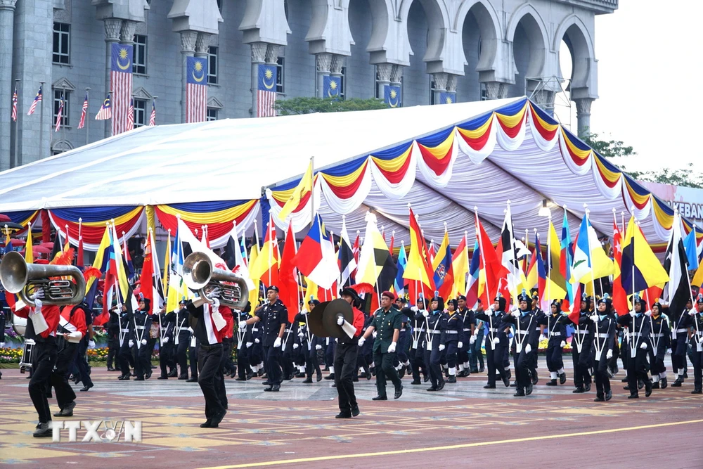 Bộ Thống nhất dẫn đầu đoàn diễu hành với đoàn rước cờ của các bang. (Ảnh: Hằng Linh/TTXVN)