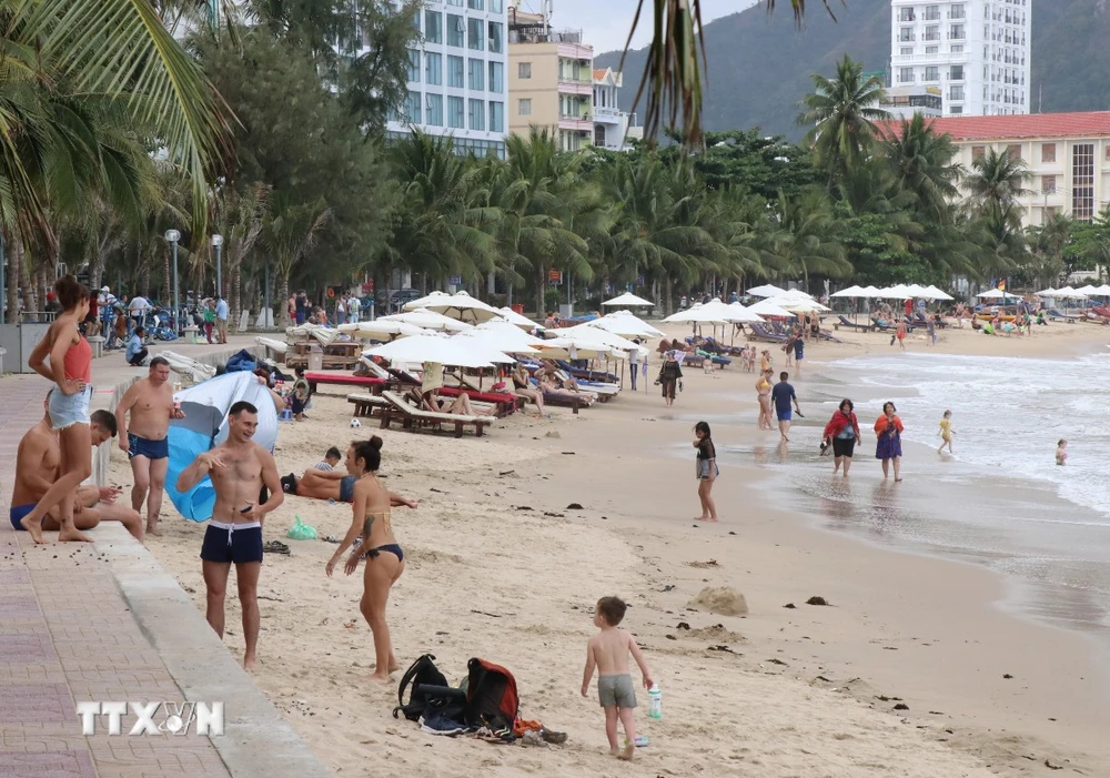 Du khách Nga tắm biển tại biển Hòn Chồng, Khánh Hòa. (Ảnh: Tiên Minh/TTXVN)