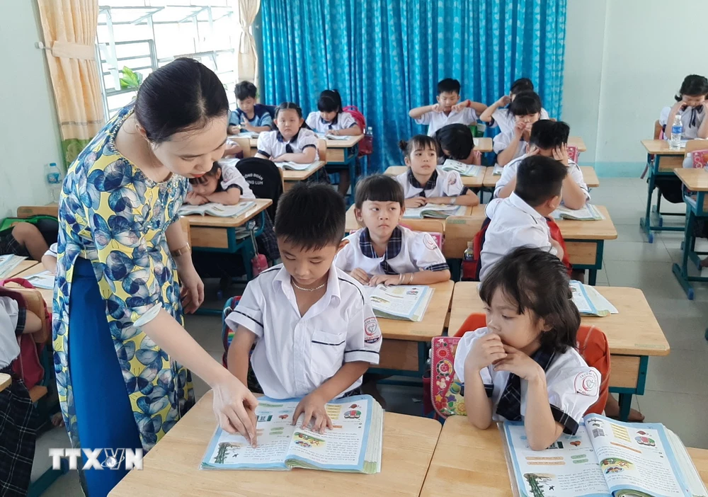 Lớp học mới khang trang của trường Tiểu học thị trấn Bến Lức, huyện Bến Lức, Long An. (Ảnh: Đức Hạnh - TTXVN)