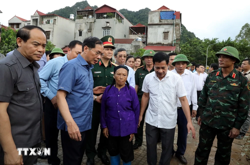 Phó Thủ tướng Bùi Thanh Sơn thăm hỏi, động viên, tặng quà gia đình bà Hoàng Thị Miền, bị ngập hết nhà ở thị trấn Na Sầm, huyện Văn Lãng, tỉnh Lạng Sơn. (Ảnh: Văn Đạt/TTXVN)