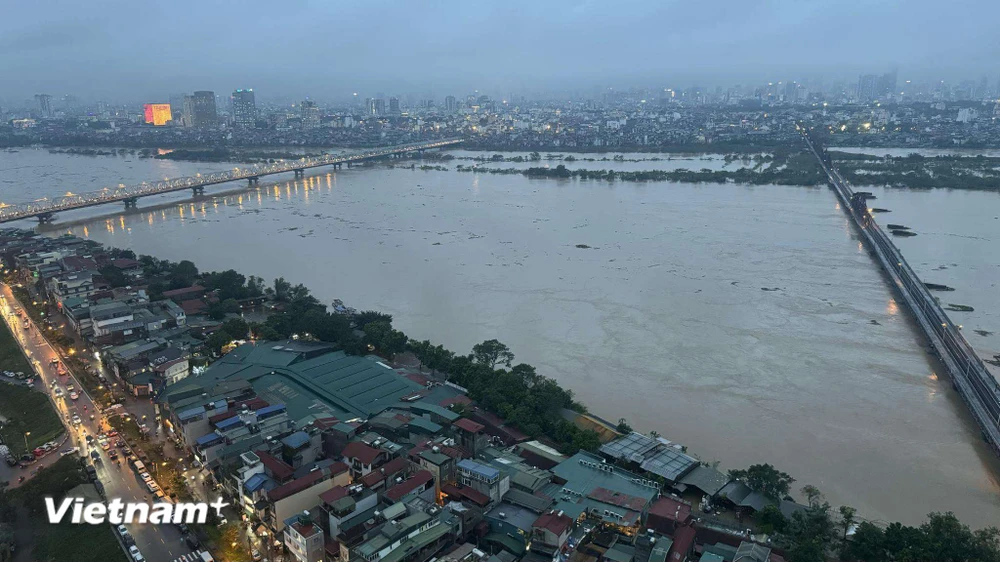 Cầu Chương Dương và Long Biên nhìn từ trên cao khi lũ sông Hồng vượt báo động 2