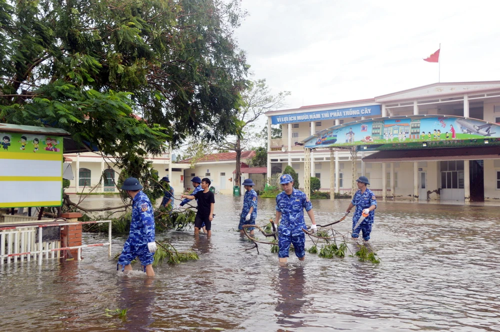 Bộ Tư lệnh Vùng Cảnh sát Biển 1 hỗ trợ các trường học trên địa bàn phường Đông Hải 2, Hải Phòng, khắc phục hậu quả sau bão số 3. (Nguồn: Cảnh sát Biển Việt Nam)