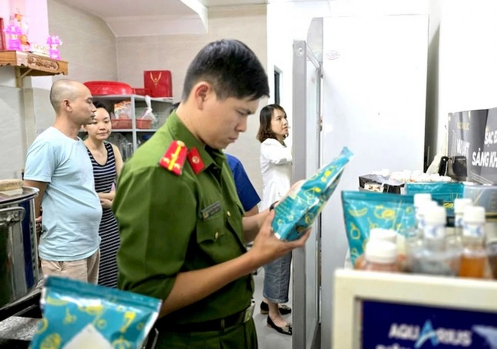 Đoàn kiểm tra của thành phố Pleiku tiến hành kiểm tra tại cơ sở trà sữa Cô Ba Sài Gòn (địa chỉ 14 Phùng Hưng, phường Hội Thương, TP. Pleiku). (Ảnh: Báo Gia Lai)