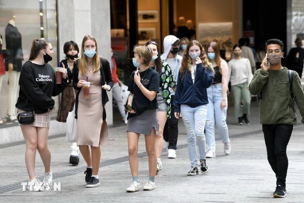 Người dân đeo khẩu trang phòng dịch COVID-19 tại Brisbane, Australia ngày 28/9/2021. (Ảnh: Getty Images/TTXVN)