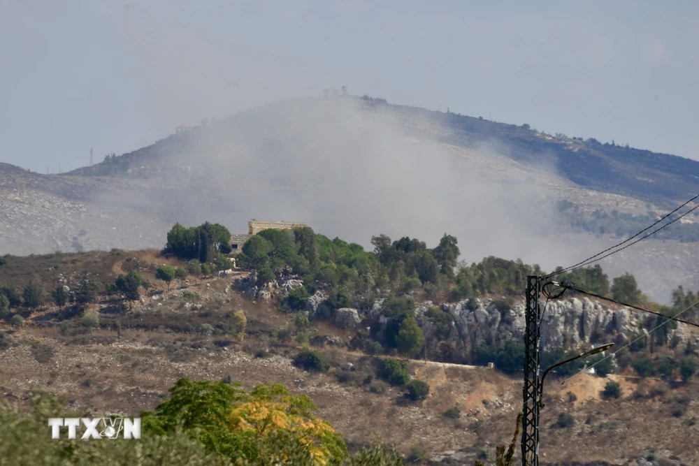 Khói bốc lên sau cuộc không kích của Israel xuống Litani, Liban ngày 21/9/2024. (Ảnh: THX/TTXVN)