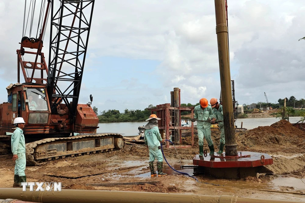 Các nhà thầu đang tích cực thi công các hạng mục để hoàn thành đúng tiến độ vào năm 2024. (Ảnh: Trần Tĩnh/TTXVN)