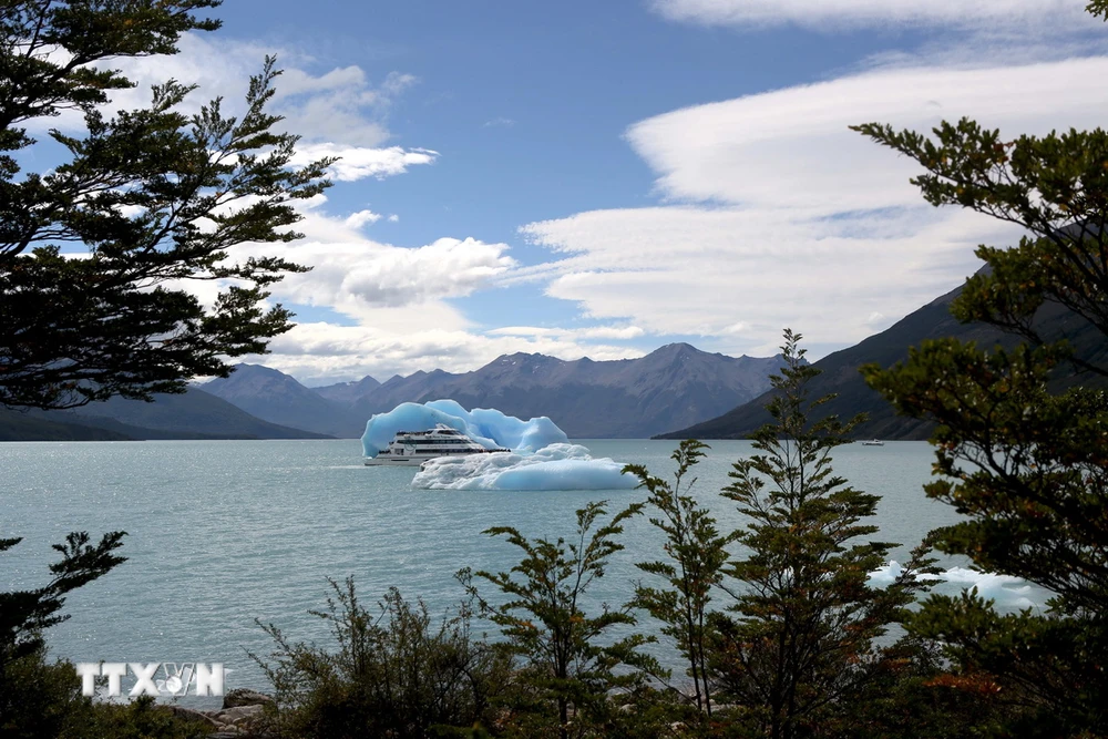 Một tàu du lịch đưa du khách tham quan những tảng băng khổng lồ tách ra từ sông băng Perito Moreno tạo nên cảnh quan vô cùng bắt mắt ở khu vực bán đảo Magallanes, miền Nam Argentina. (Ảnh: Phạm Hoài Nam/TTXVN)