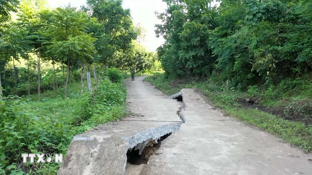 Sạt lở, sụt lún nghiêm trọng tại khu phố Na Khà, thị trấn Mường Lát, tỉnh Thanh Hóa. (Ảnh: TTXVN phát)