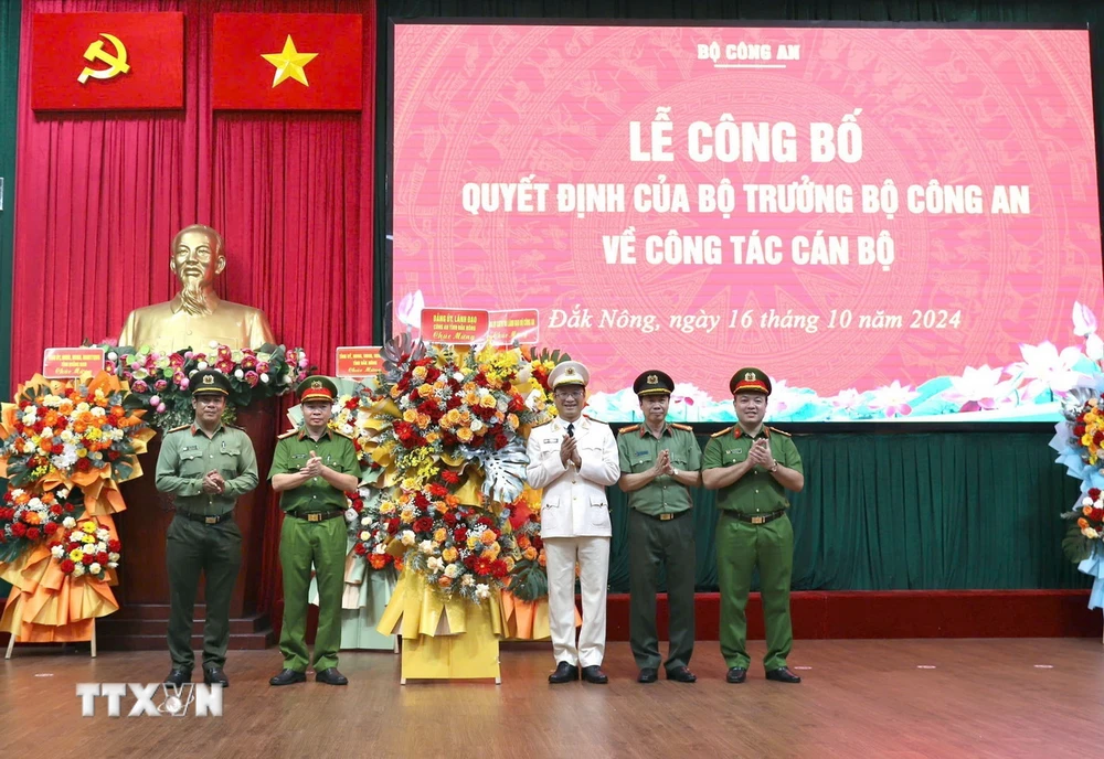 Ban Giám đốc Công an tỉnh Đắk Nông tặng hoa chúc mừng Đại tá Hồ Song Ân, tân Giám đốc Công an tỉnh Đắk Nông. (Ảnh: TTXVN phát)