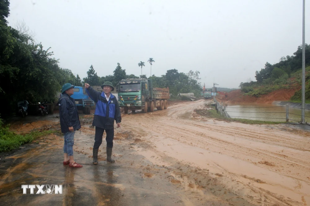 Một điểm sạt lở tại kênh Cửa Đạt, đoạn qua huyện Ngọc Lặc hồi tháng 9. (Ảnh: Nguyễn Nam/TTXVN)