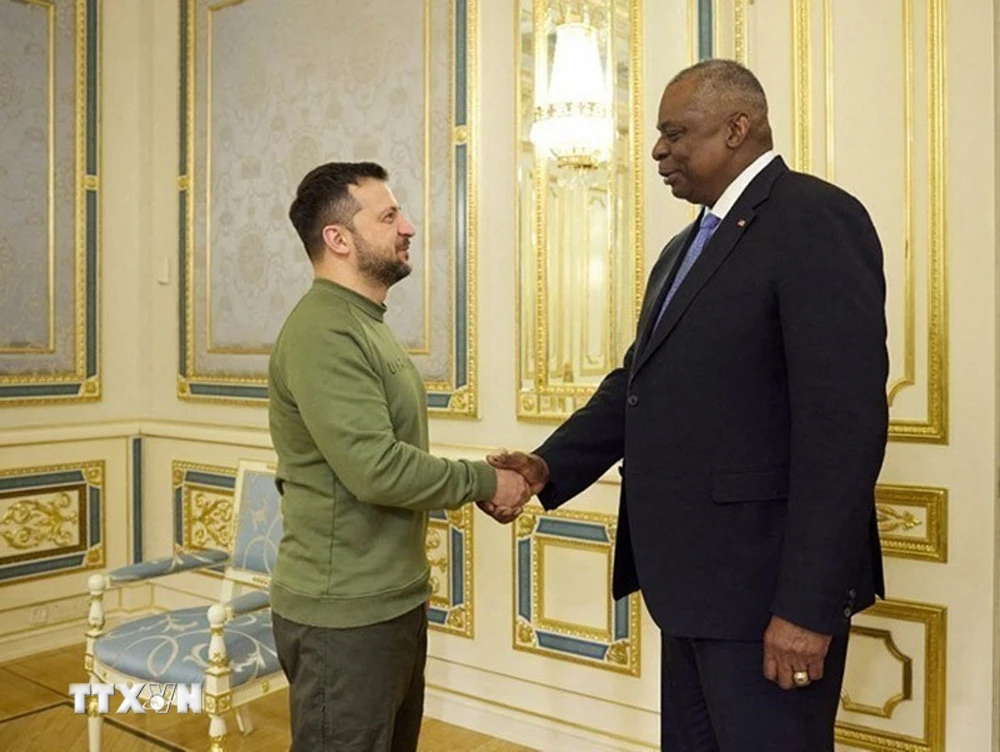 Tổng thống Ukraine Volodymyr Zelensky (trái) trong cuộc gặp Bộ trưởng Quốc phòng Mỹ Lloyd Austin tại Kiev, ngày 20/11/2023. (Ảnh: Getty Images/TTXVN)