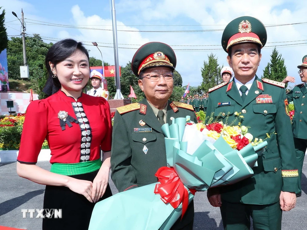 Đại tướng, Bộ trưởng Bộ Quốc phòng Phan Văn Giang đón Đại tướng Chansamone Chanyalath, Phó Thủ tướng, Bộ trưởng Bộ Quốc phòng Lào tại cửa khẩu Lóng Sập. (Ảnh: Trọng Đức/TTXVN)