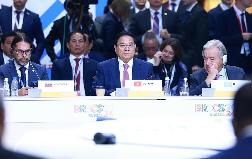 Thủ tướng Phạm Minh Chính phát biểu tại Phiên toàn thể Hội nghị các Nhà lãnh đạo Nhóm BRICS mở rộng. (Ảnh: Dương Giang/TTXVN)