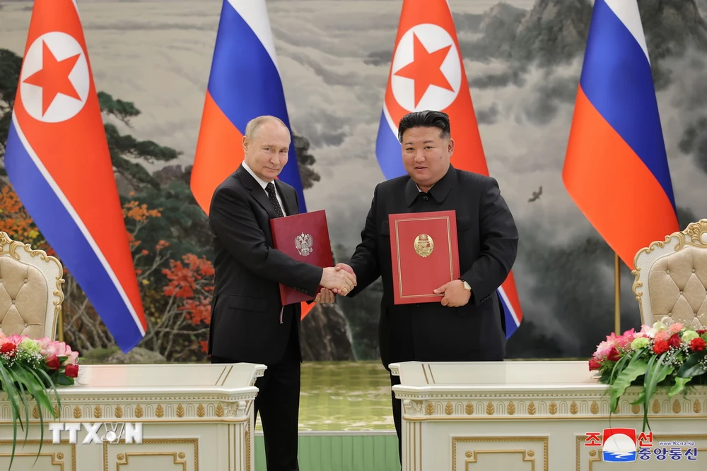 Tổng thống Nga Vladimir Putin (trái) và nhà lãnh đạo Triều Tiên Kim Jong Un ký hiệp ước về quan hệ đối tác chiến lược toàn diện giữa hai nước ngày 19/6/2024. (Ảnh: Yonhap/TTXVN)