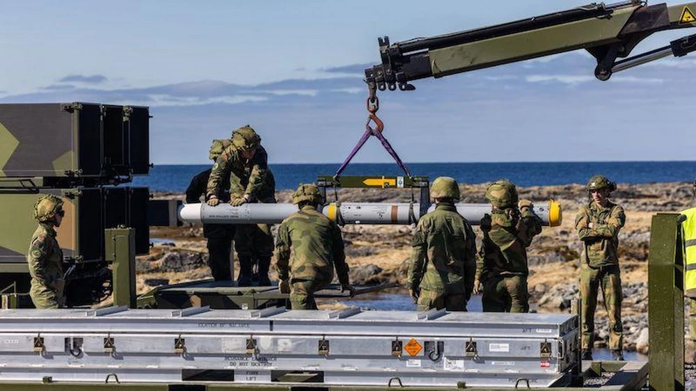 Binh sỹ Na Uy lắp tên lửa AIM-120C-7 vào hệ thống phòng không Nasams. (Ảnh: Norwegian Armed Forces)